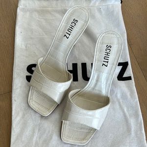 NWT Schultz white heels